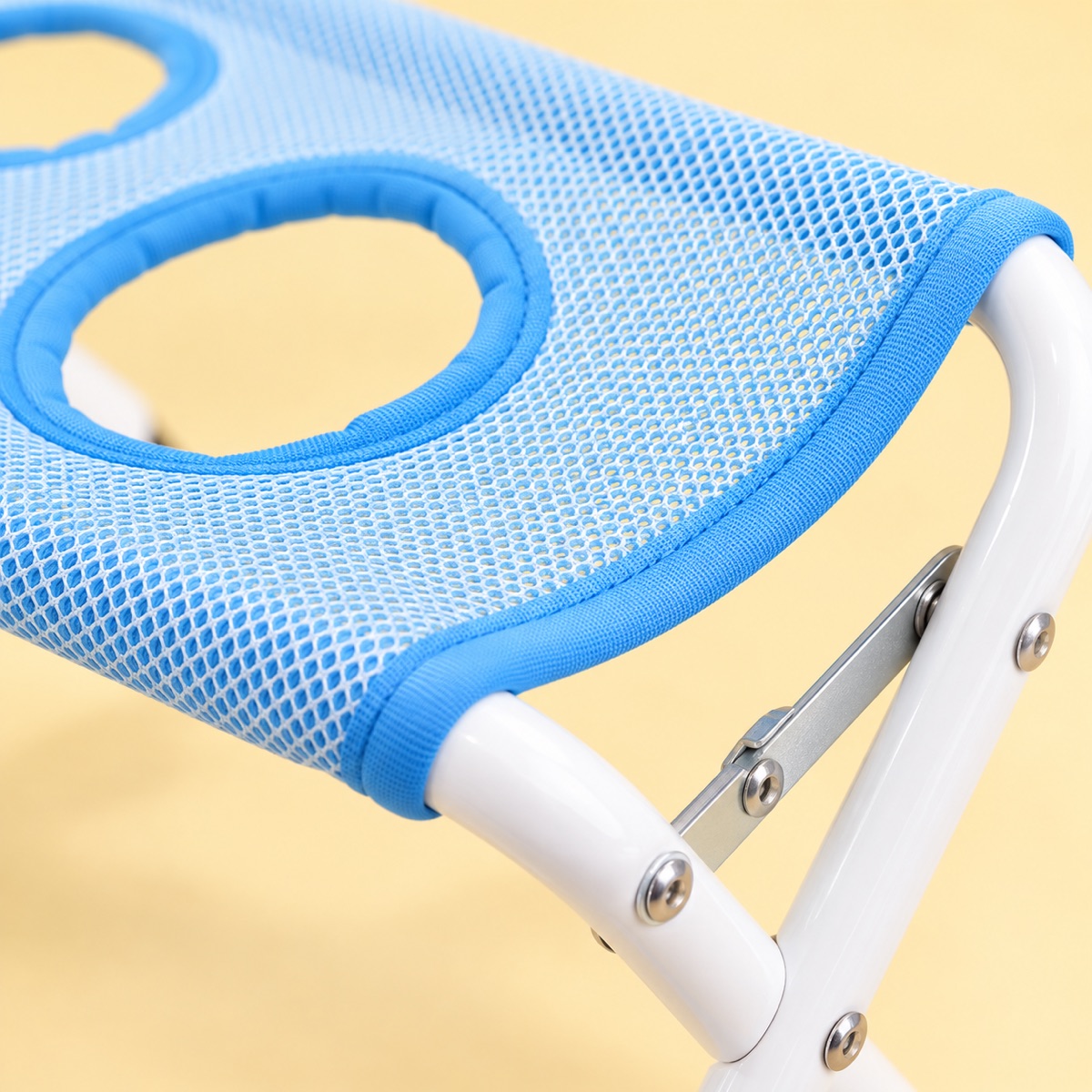 Quick-drain mesh close-up